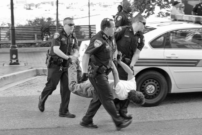 baltimore-police-arrest-20110805-2